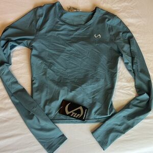 TLF Train-n-Run long sleeve blue crop top
